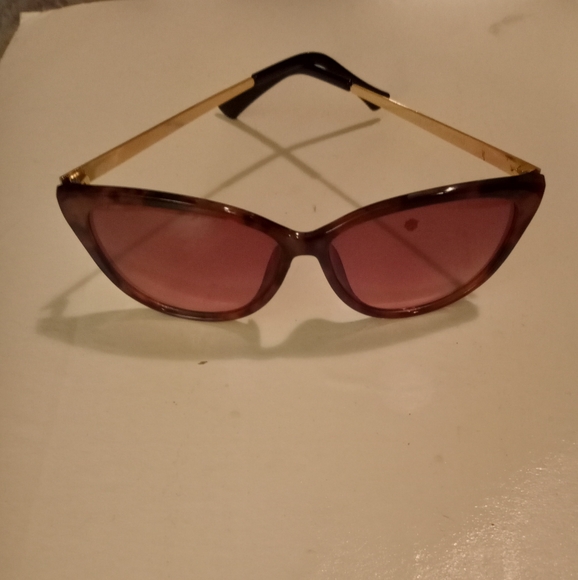 Beautiful Kat Eye Brown & Gold Sunglasses 🕶 - Picture 5 of 6